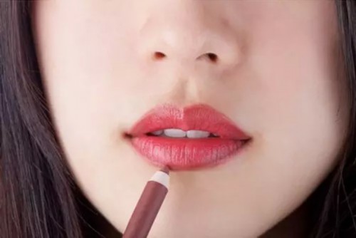 step2:唇线笔打底再唇膏填涂